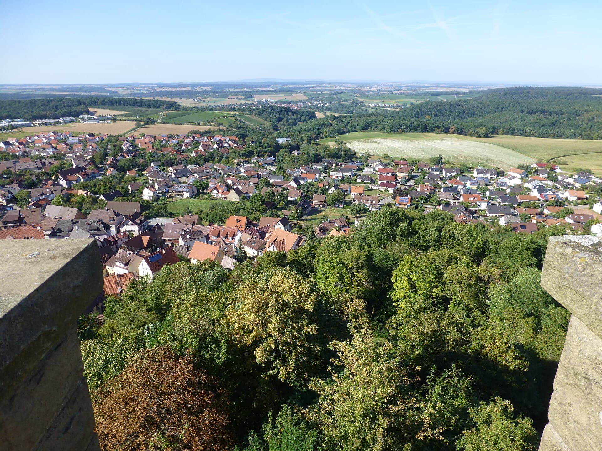 Blick vom Aussichtsturm auf dem Schlossberg nach Norden über Sternenfels in die offene Hügellandschaft