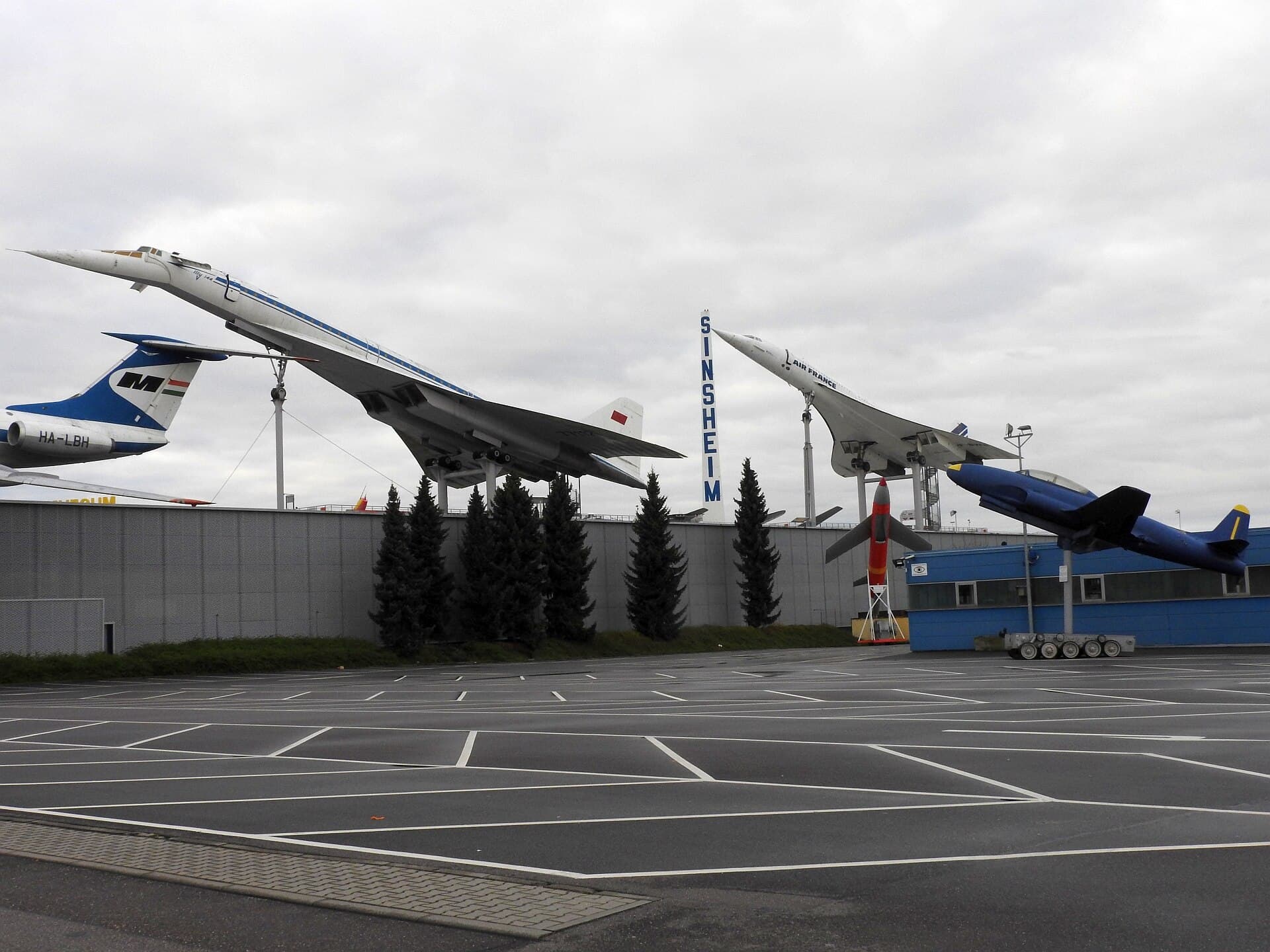 Leerer Parkplatz vor dem Technik Museum Sinsheim, dahinter auf dem Dach die Tu-144 und die Concorde