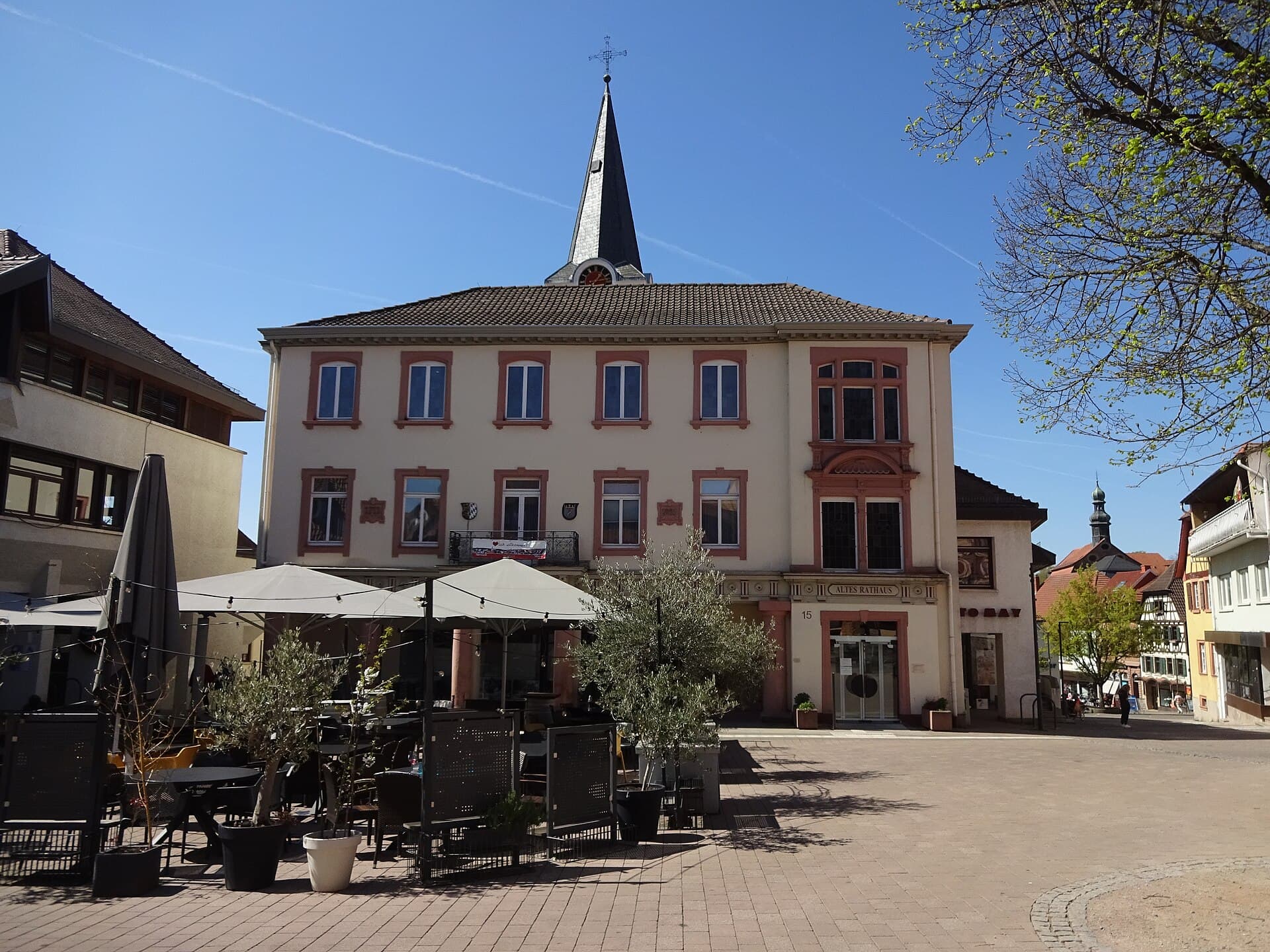 Der Marktplatz von Wiesloch mit dem Alten Rathaus, dahinter der spitze Turm der evangelischen Stadtkirche, rechts im Hintergrund Fachwerkgiebel und ein Kirchturm mit Haube