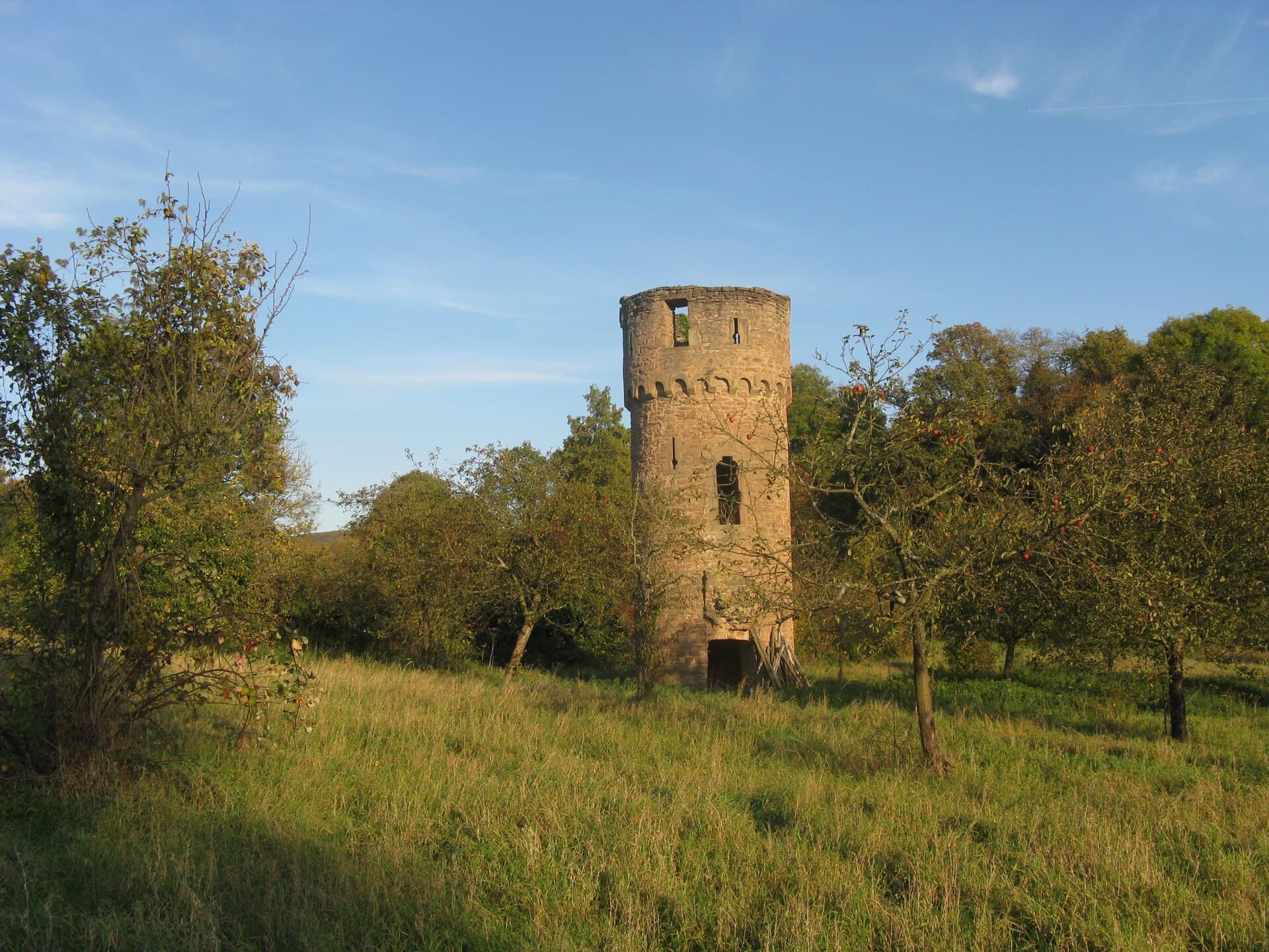 Die runde Turmruine am Stifterhof bei Odenheim steht in einer Streuobstwiese an der Radstrecke zwischen Schindelberg und Odenheim.